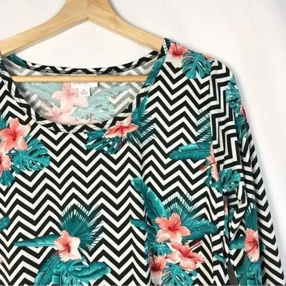 Lularoe Lynnae Chevron Floral Long Sleeve T-Shirt M - Picture 3 of 3